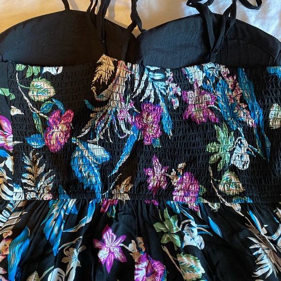 Dresses - Picture 2 of 3